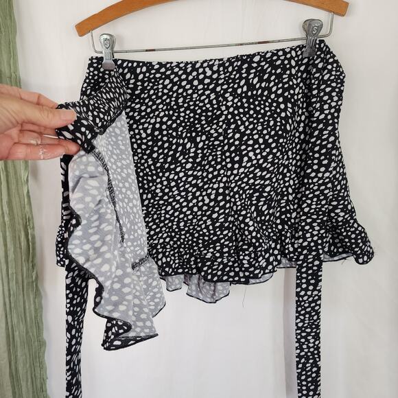 Black and White Ruffle Skort Shorts Front Ruffle Silky 2.5" Inseam Size S - Picture 2 of 5